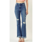 Risen frayed hem jeans. Med wash